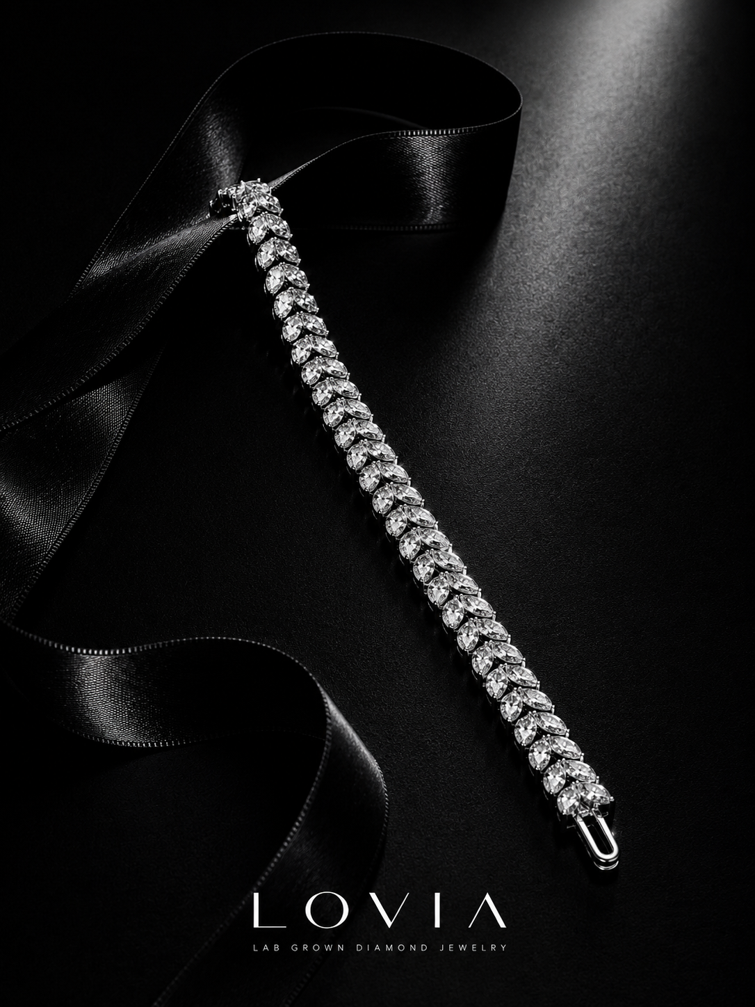 Leaf-shaped diamond bracelet